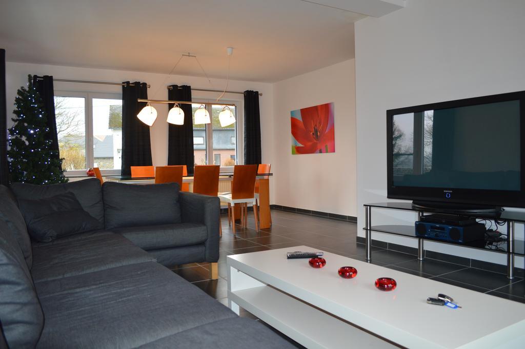 Villa Sixine House Ovifat Habitación foto